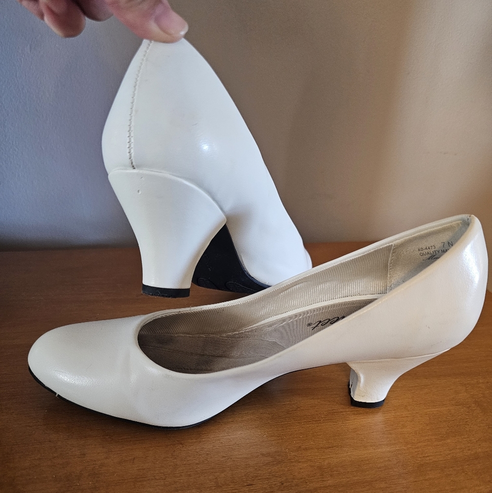 Women's kitten heel white pump